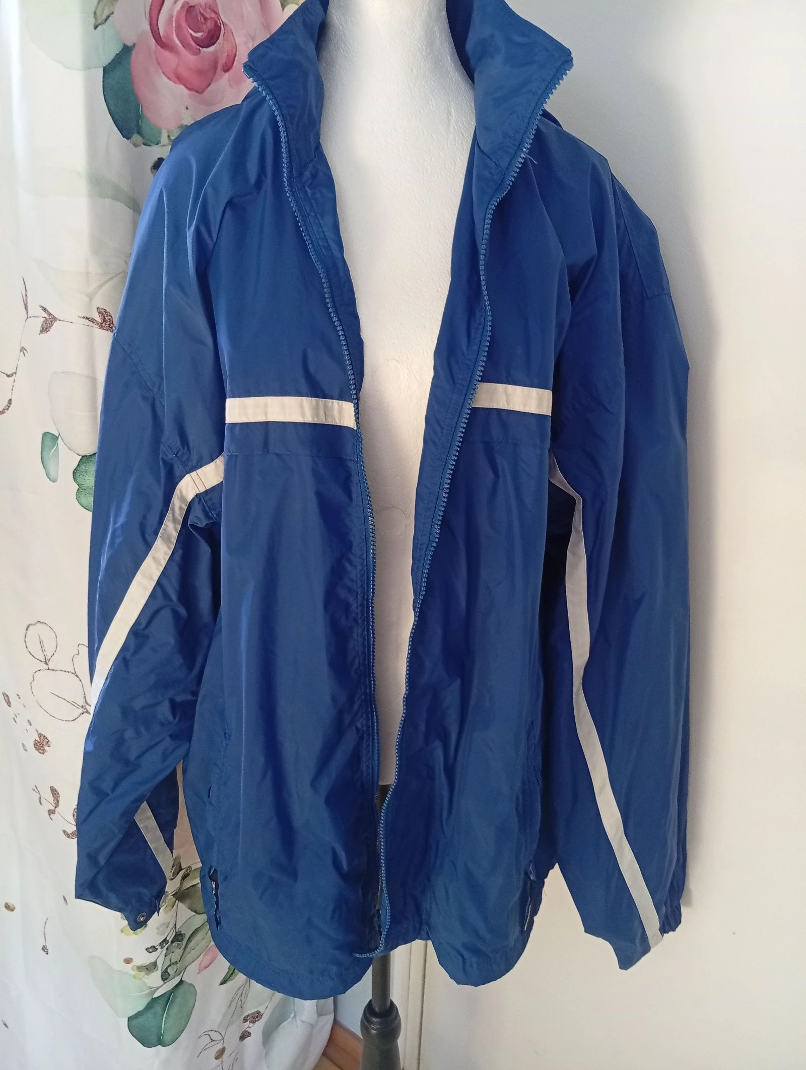 Chaqueta cortavientos con capucha, bolsillo interior y cordón de ajuste – photo 2
